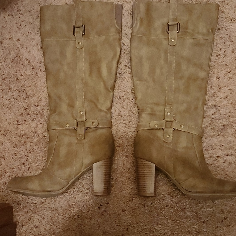 Boots - Picture 2 of 6